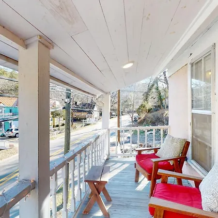 The Pink House On Main - Upper Apartment Eureka Springs Exterior photo
