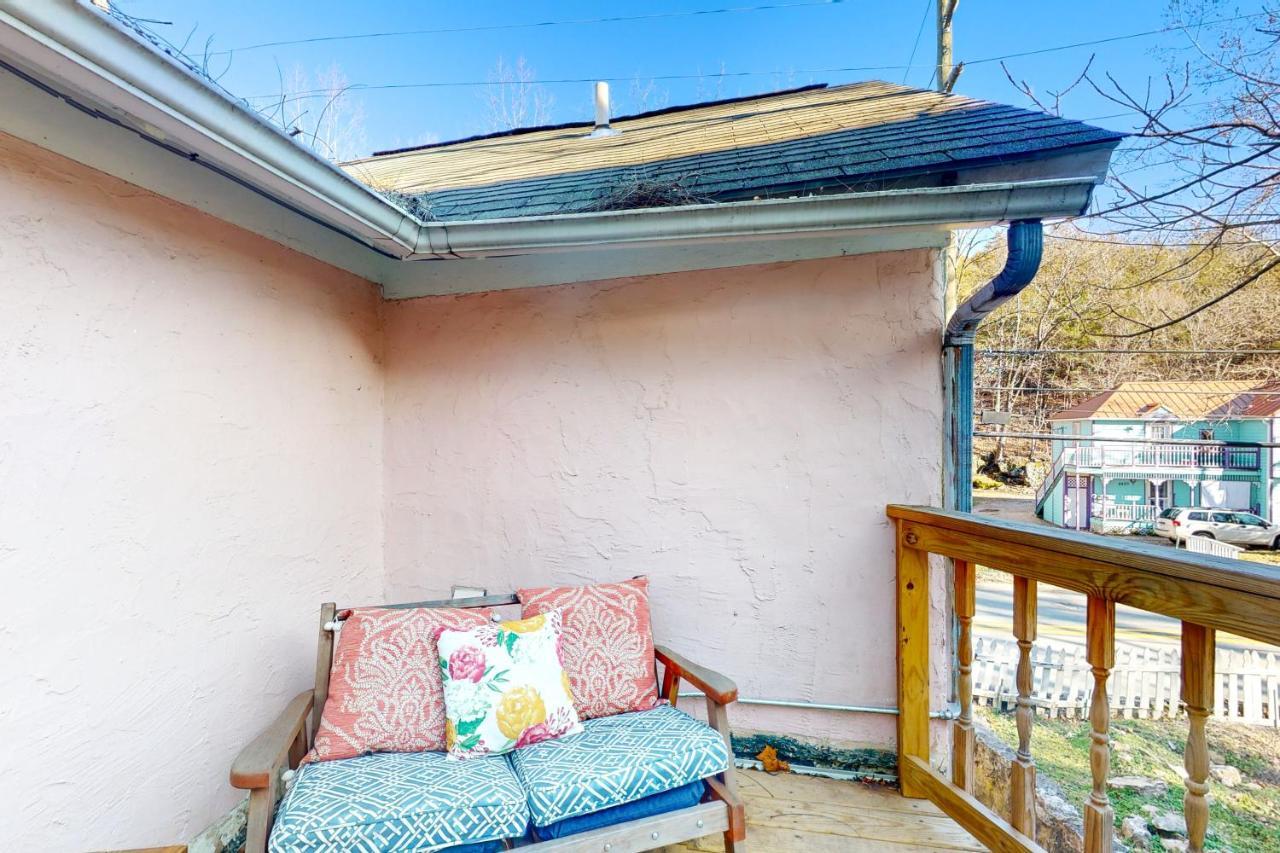 The Pink House On Main - Upper Apartment *