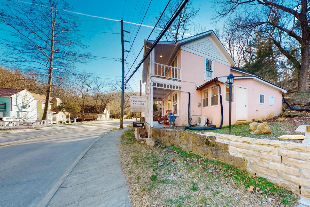 The Pink House On Main - Upper Apartment